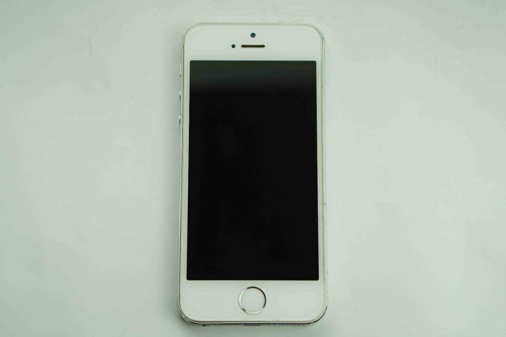 Smartphone-bis-200-euro getestet: ein Smartphone in Weiß liegend auf einer weißen Fläche.