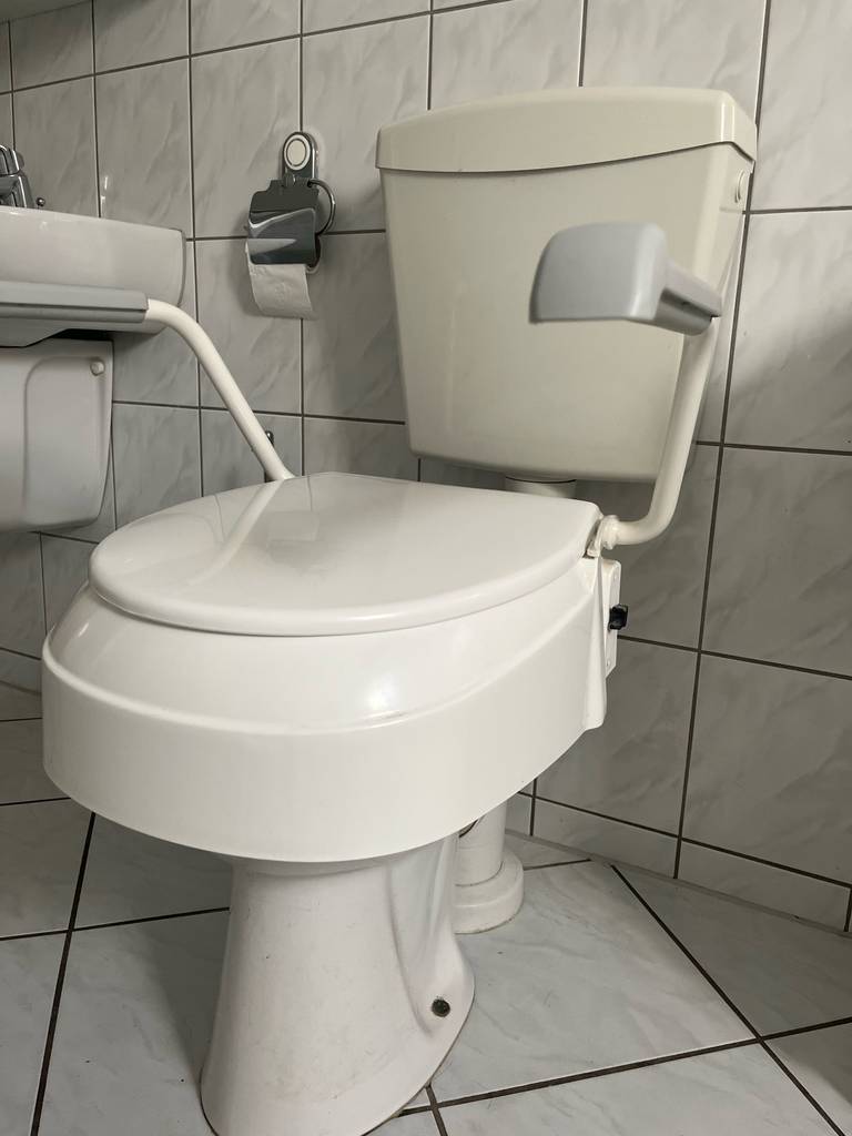 Die getestete Toilettensitzerhöhung mit Halterung im geschlossenen Zustand.