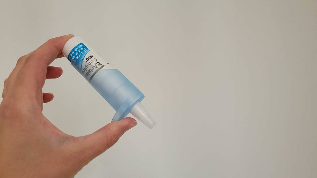 Getestete Allergie-Augentropfen von Artelac mit der Spitze nach unten haltend.