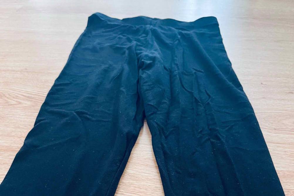 Lange Unterhose für Damen getestet: ausgebreitete lange Lange Unterhose für Damen auf dem Boden.