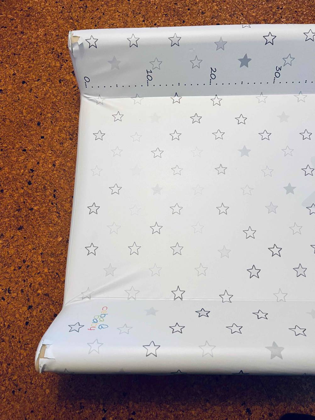 Wickelauflage-Test: unterer Teil von weißer Wickelauflage mit Sternen ersichtlich.