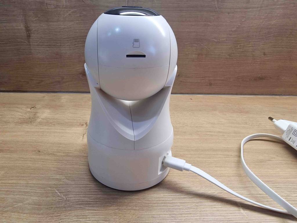 Rückseite von weißem Babyphone mit Kamera mit SD-Karten Eingang.