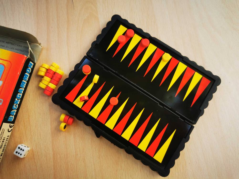 Backgammon-Test: Der aufgeklappte Koffer des Spiels, worin sich teilweise die Magnete befinden.