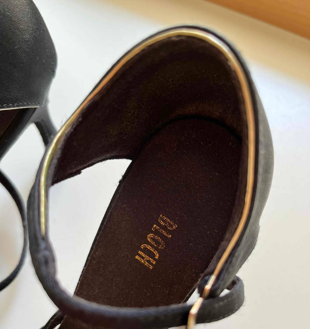 Tanzschuhe im Test: Fersenbereich eines Tanzschuhs im Fokus.