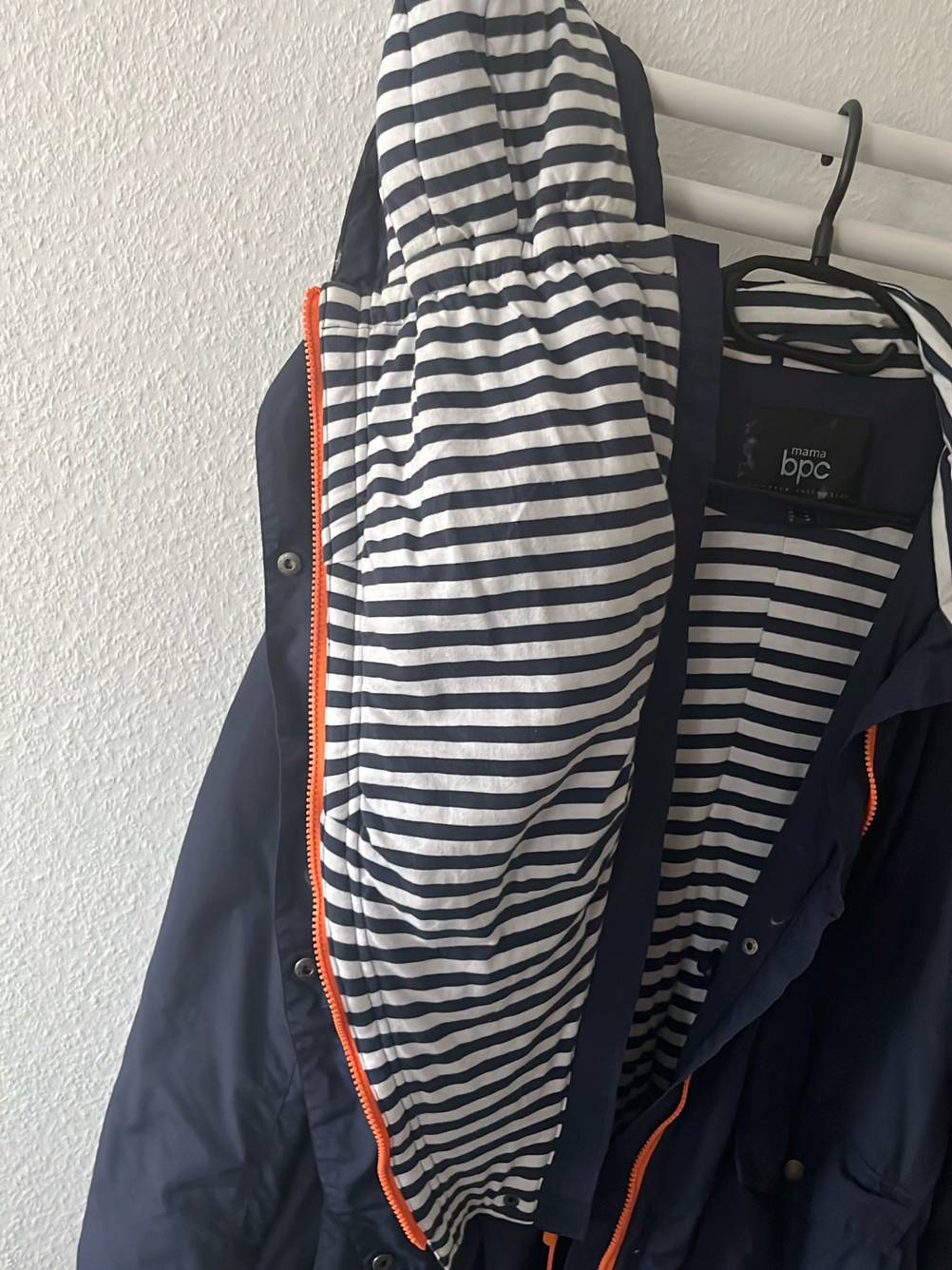 Tragejacke für Damen getestet: geöffnete Tragejacke für Damen mit Blick auf das Innenmaterial.