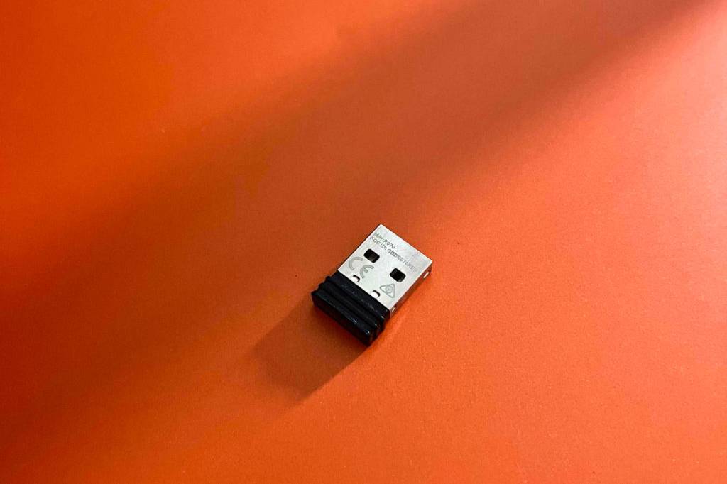Bluetooth-Adapter getestet: Der Adapter liegt auf einer orangenen Fläche