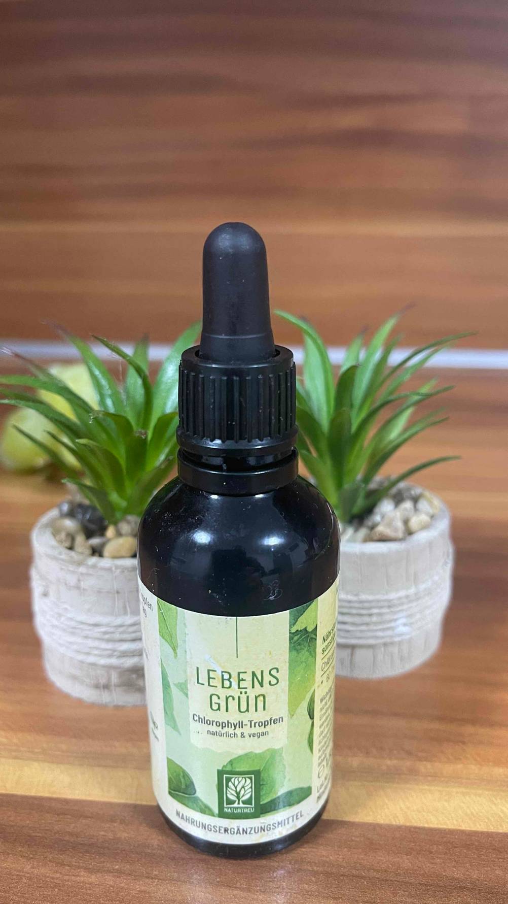 Ein getestetes Fläschchen Chlorophyll-Tropfen von vorn in Nahaufnahme.