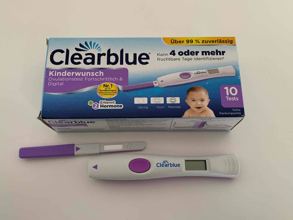 Verpackung von Ovulationstest, Teststreifen und digitaler Stick daneben.