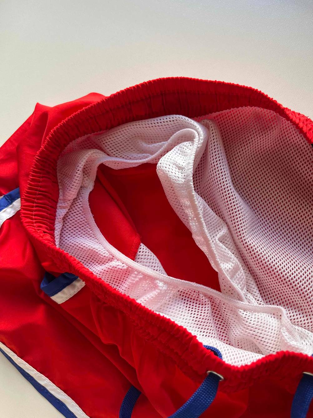 Badehosen getestet: Eine rote Badehose mit einem weißen Innennetz erischtlich.