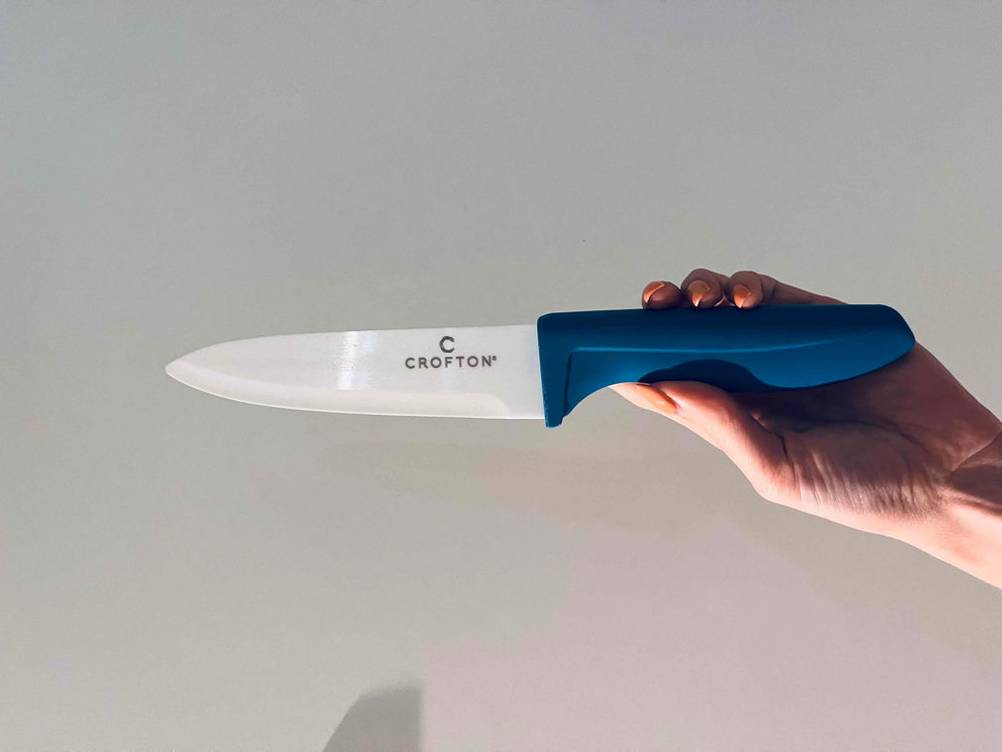 Keramikmesser-Test: Keramikmesser mit blauem Griff wird in der Hand gehalten.