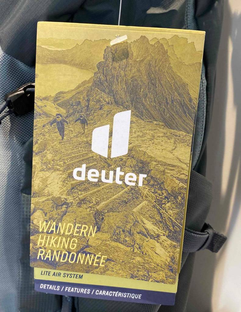 Deuter-Wanderrucksack -Test: Etikett, das auf dem Deuter-Wanderrucksack befestigt ist im Fokus.