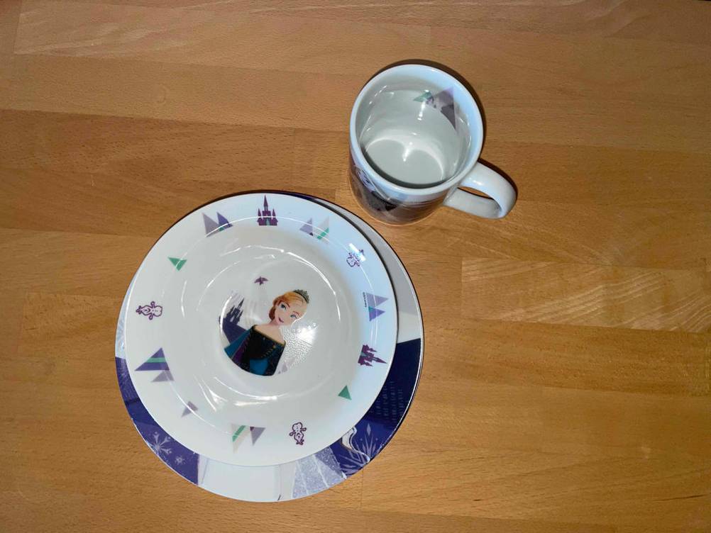Kindergeschirr im Test: eine Schüssel auf einem Teller platziert und die dazugehörige Tasse daneben stehend.