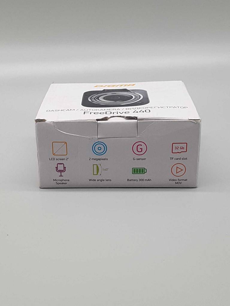 Die Verpackung einer getesteten Dashcam auf einer weißen Flläche liegend.