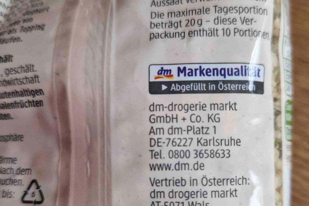 Hanfsamen im Test: Rückseite von Verpackung mit Auskunft zur Anschrift des Herstellers.