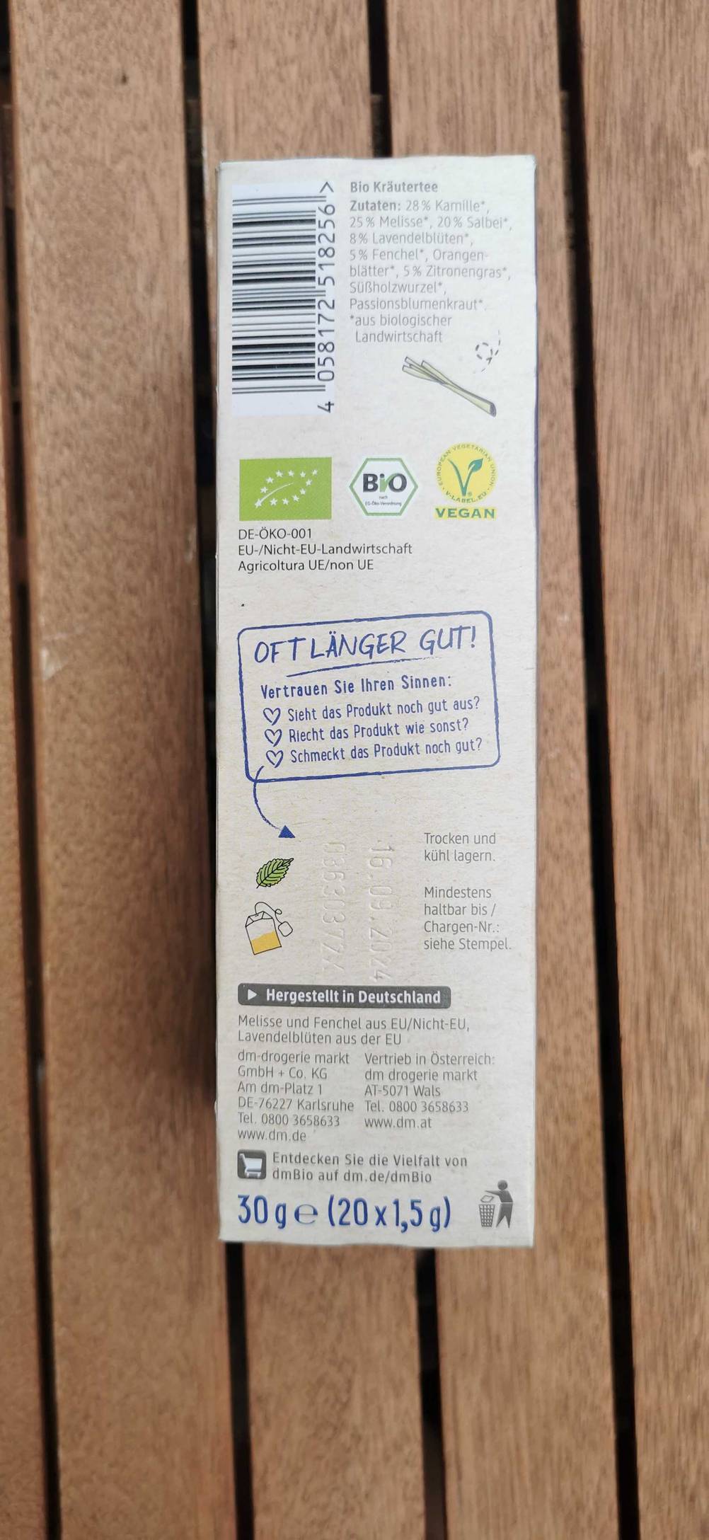 Im Test: Seite einer Verpackung Lavendeltees mit Infologos.