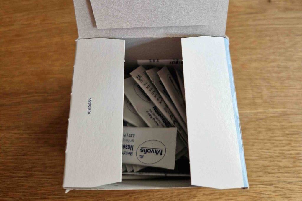 Nasenspülsalz im Test: Eine Verpackung mit vielen einzelnen Päckchen im Inneren auf Holzoberfläche