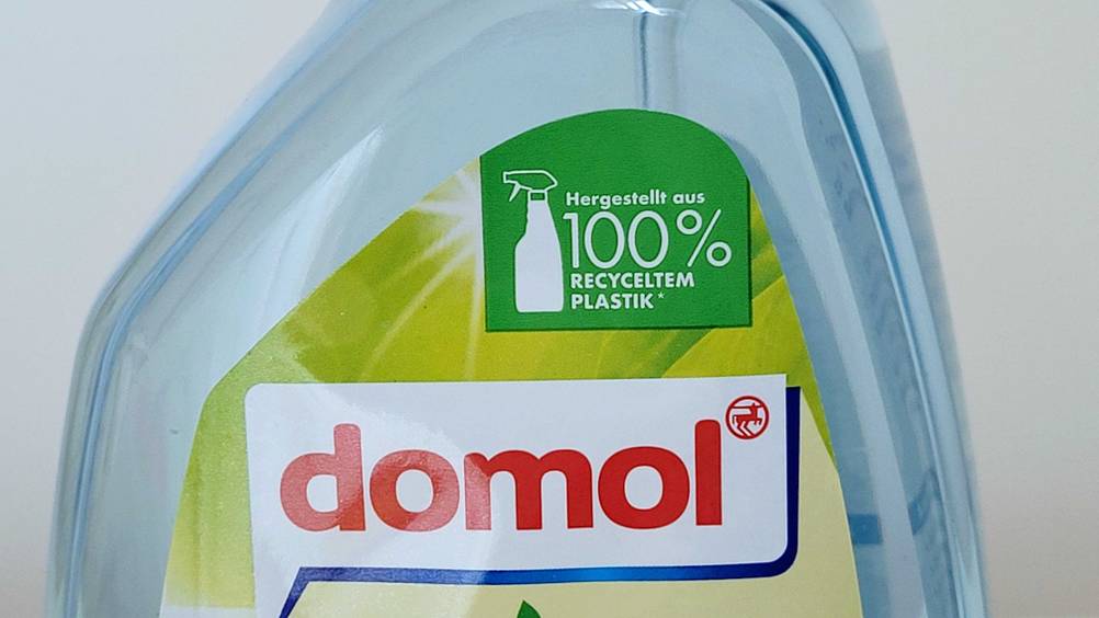 Im Test: Detailaufnahme Label mit Logo des Scheibenreinigers.