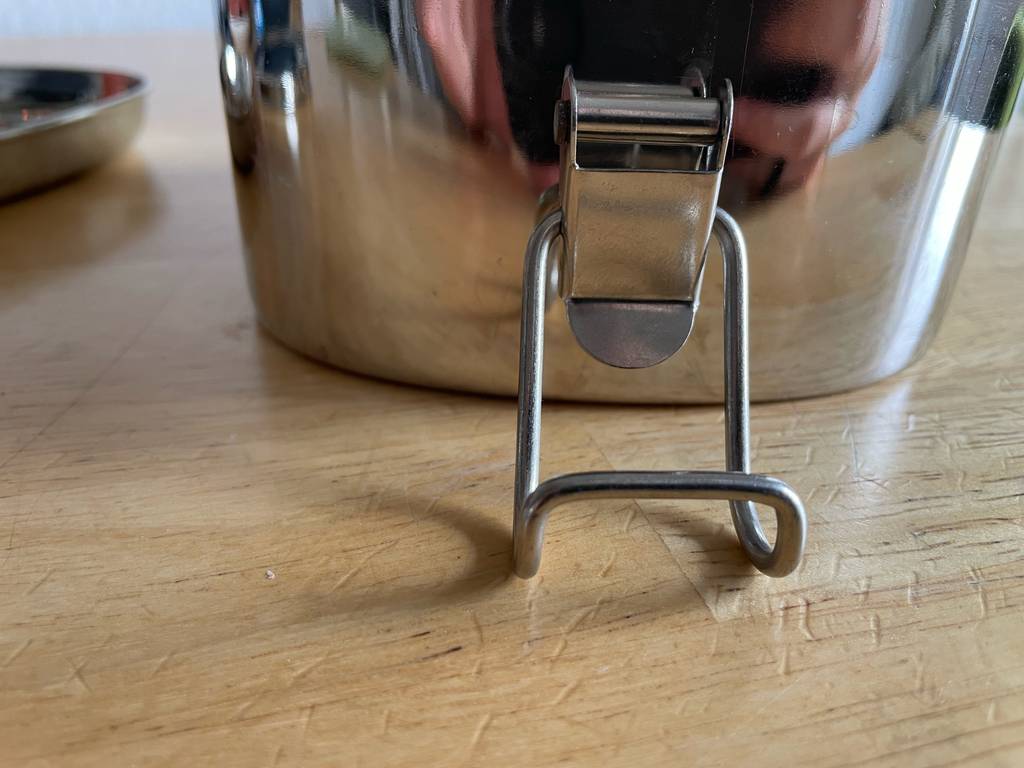 Detailansicht der Verschlussvorrichtung aus der getesteten Brotdose aus Metall.