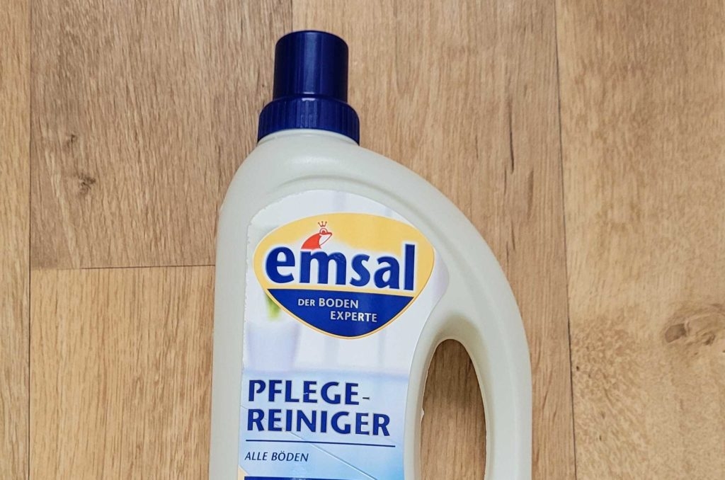 Bodenreiniger liegt auf einem Holzboden.