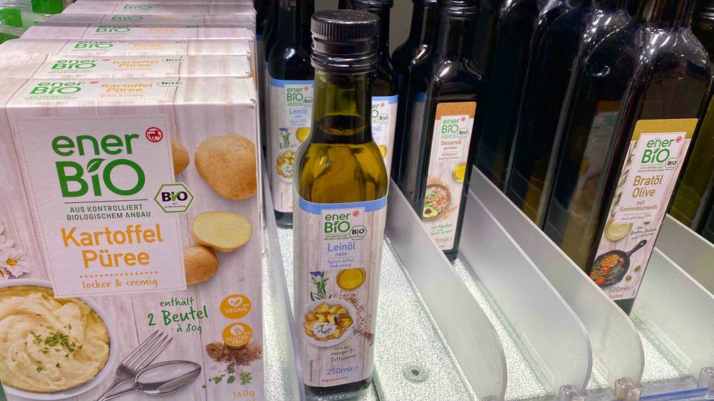 Im Test: Eine Flasche Leinöl steht neben anderen Produkten im Regal.