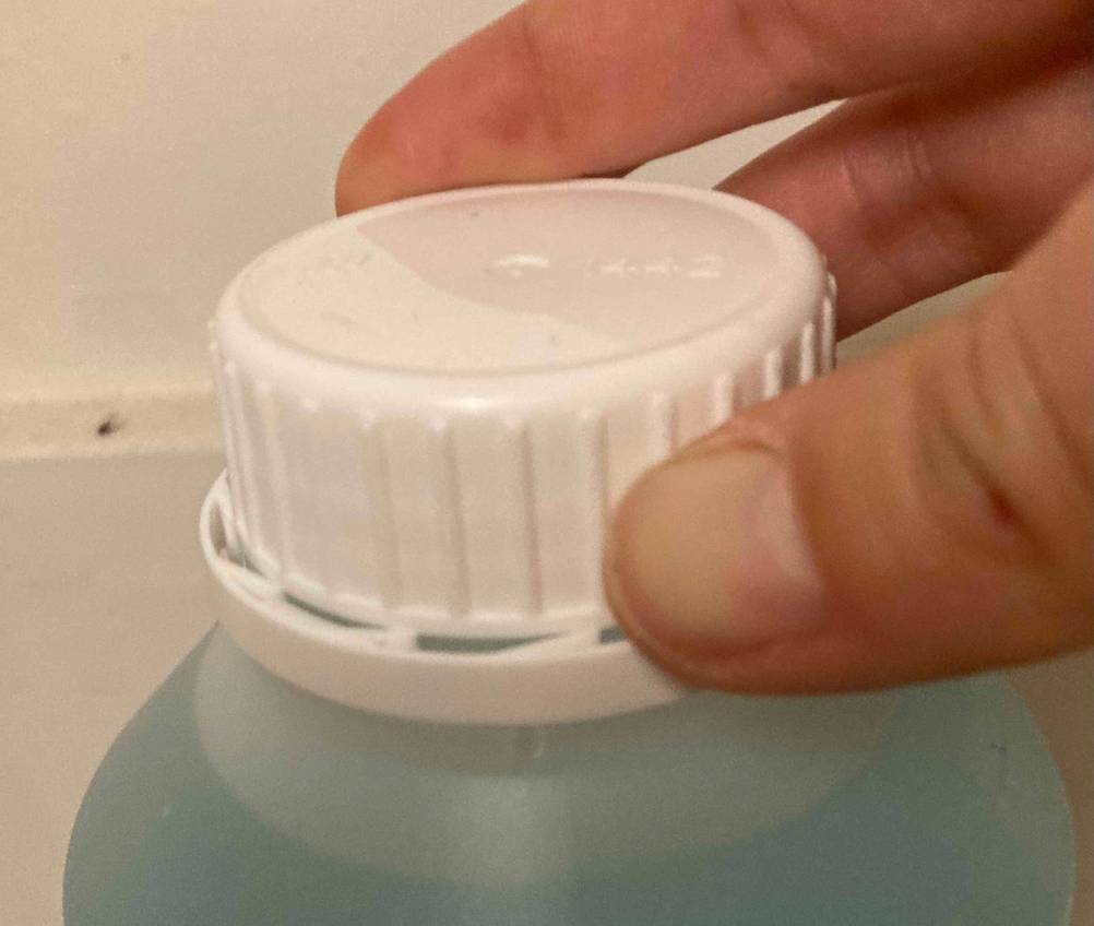 Nebelfluid getestet: Verschluss eines Nebelfluids im Fokus.