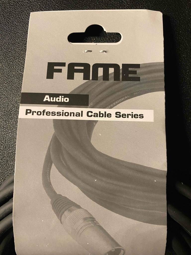 Die Verpackung eines getesteten XLR-Kabels in Nahaufnahme mit Modellnummer ersichtlich.