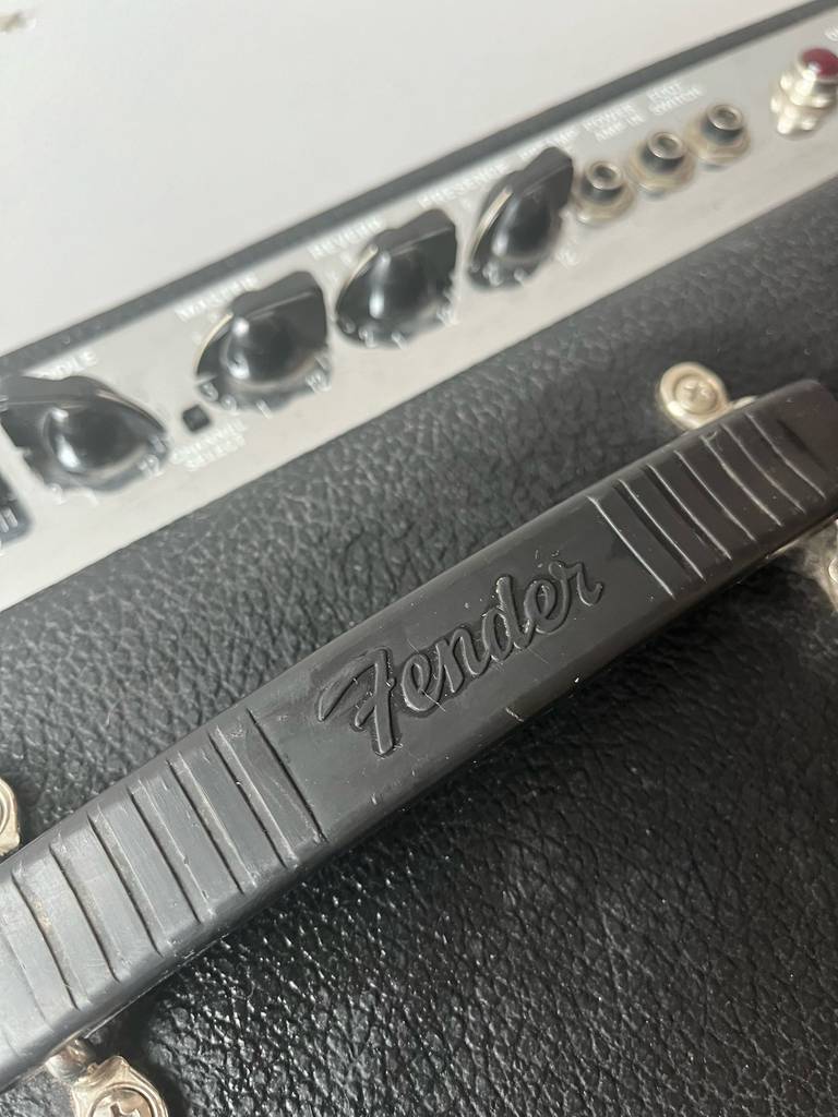 Die Bedienelemente des getesteten Akustikgitarren-Verstärker in Nahaufnahme.