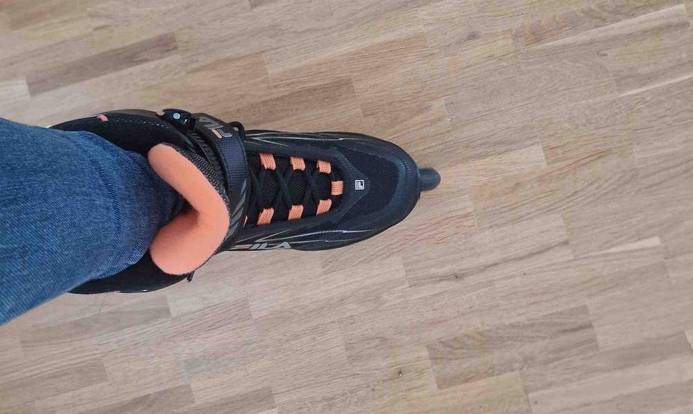 Inline-Skates im Test: Ein Inline-Skate angezogen von oben ersichtlich.