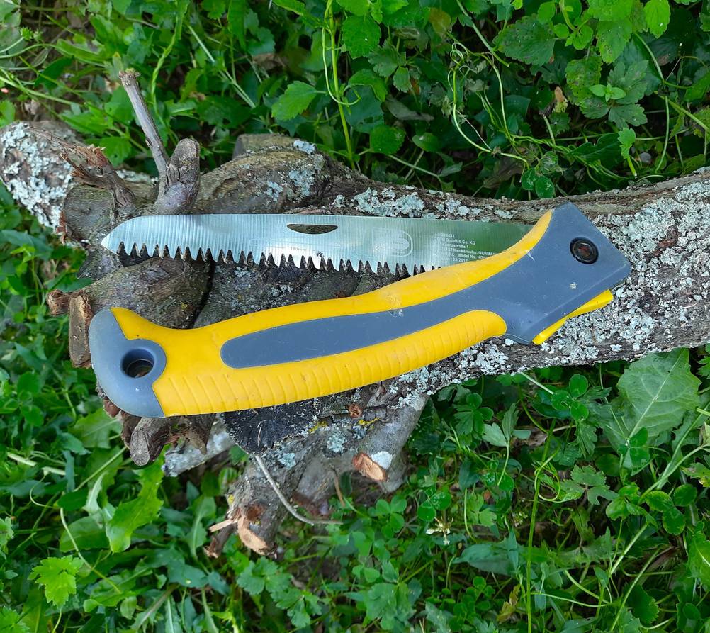 Eine zusammengeklappte Holzsäge, die getestet wurde.
