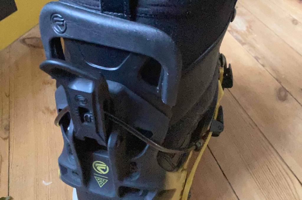 Snowboard-Bindung-Test: Eine Bindung mit Schuh von hinten.