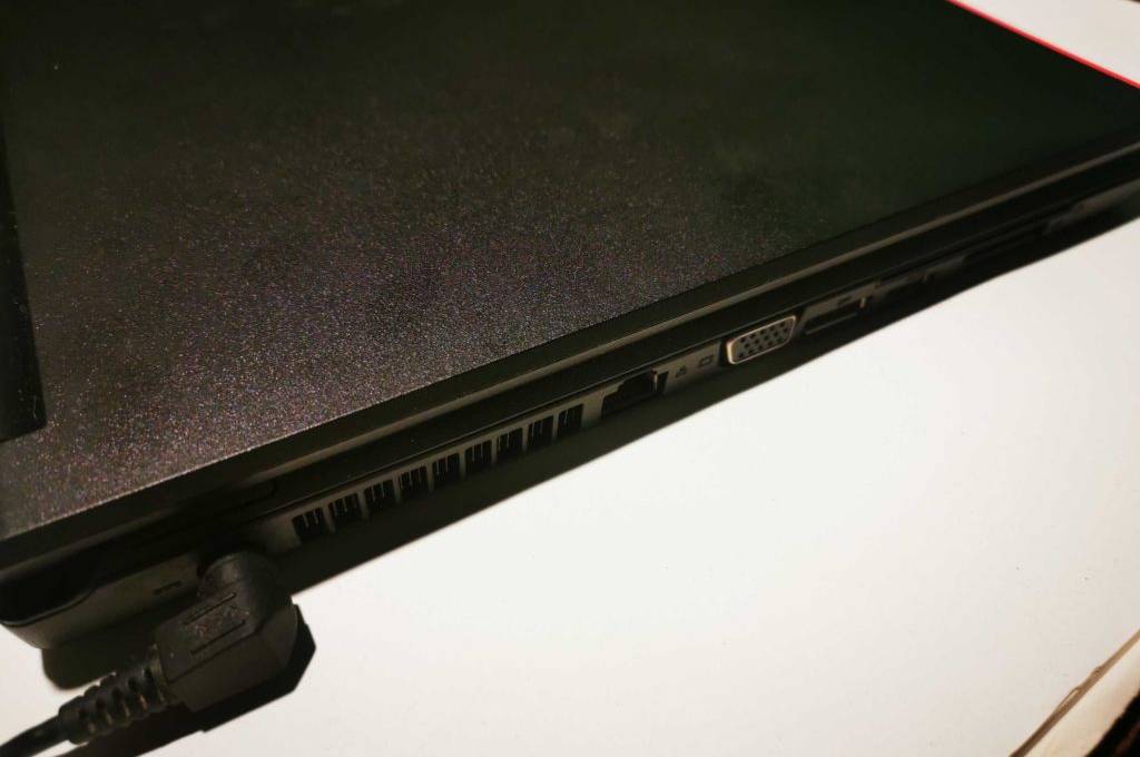 Ein getestetes i5-Laptop von der Seite mit Anschlüssen und Lüftungsschlitzen.