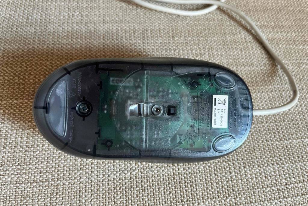 PC-Maus im Test: Maus verkehrt herum liegend auf beiger Fläche.