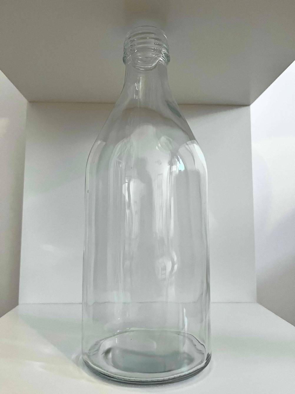 Wasserkaraffe im Test: Eine Wasserkaraffe in einem hellen Regal