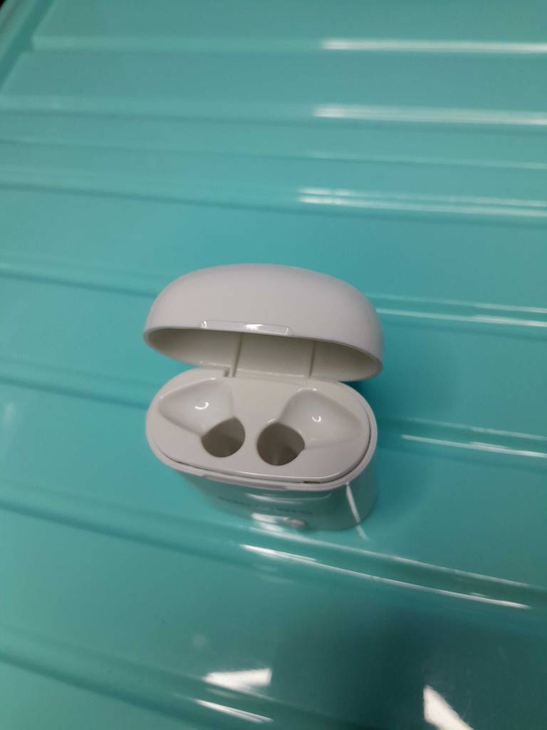 In-ear-noise-cancelling-Test: ein weißes geöffnetes Case ohne Kpfhörer darin.