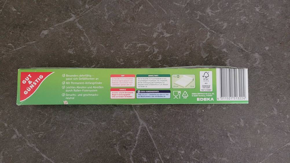 Im Test: Rückseite einer Packung Frischhaltefolie auf einer dunklen Arbeitsfläche liegend.