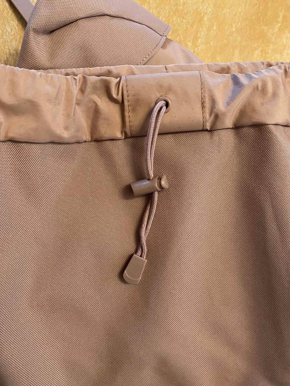 Im Test: Nahaufnahme Kordelzug eines Laptop-Rucksacks.