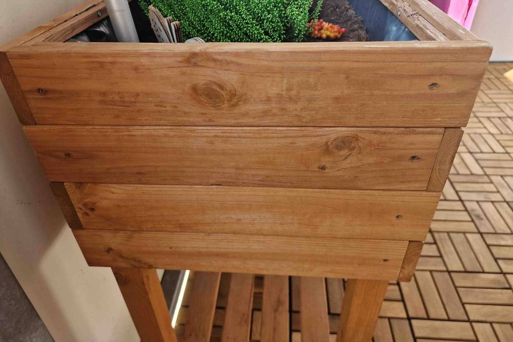 Hochbeet (Balkon) getestet: Nahaufnahme der Seite des bepflanzenten Beetes.