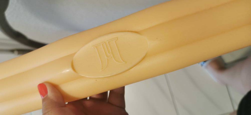 Im Test: Detailaufnahme Logo eines Hula-Hoop-Reifens zum Abnehmen.
