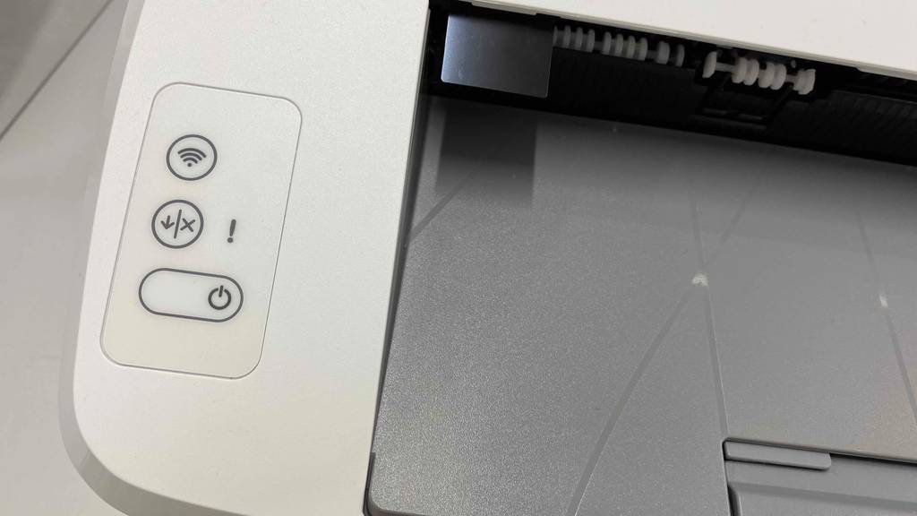 An- und Ausschalter vom Laserdrucker der Marke HP