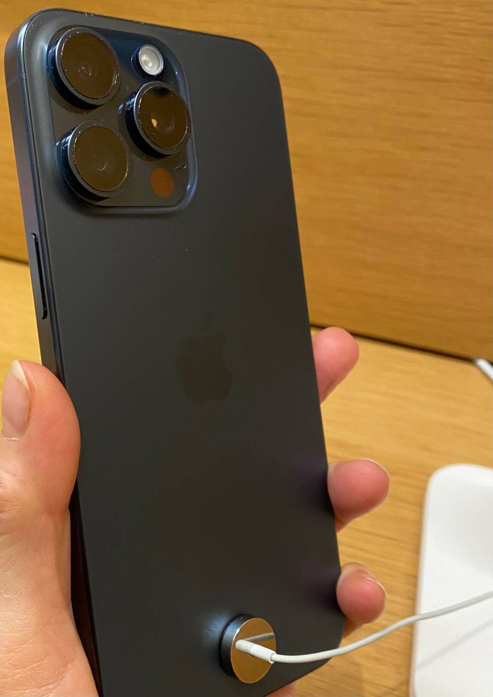 Handy-mit-guter-Kamera getestet: Apple-Handy wird mit der Kamera an der Rückseite ersichtlich in der Hand gehalten.