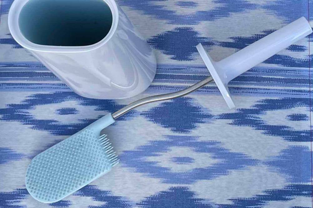 Silikon-Klobürste im Test: Klobürste liegt neben dem Klobürsten-Halter
