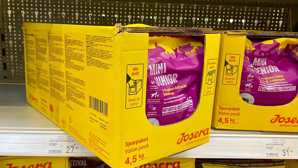 Welpen-Trockenfutter getestet: Sparpaket eines Welpen-Trockenfutters der Marke Josera in einem Regal stehend.