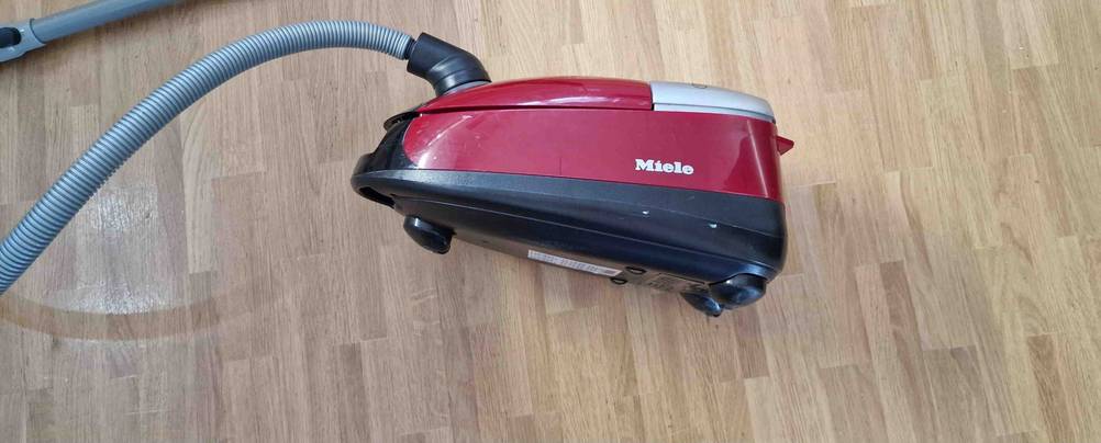 Kinderstaubsauger-Test: roter Kinderstaubsauger von Miele von der Seite ersichtlich.