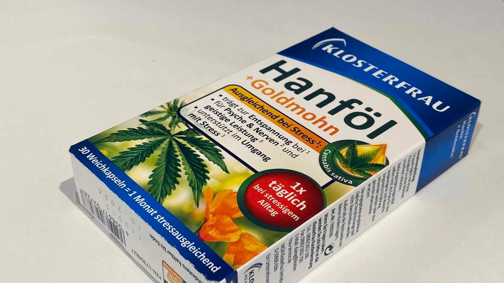 Hanföl-Kapseln liegen in der Verpackung auf weißer Fläche