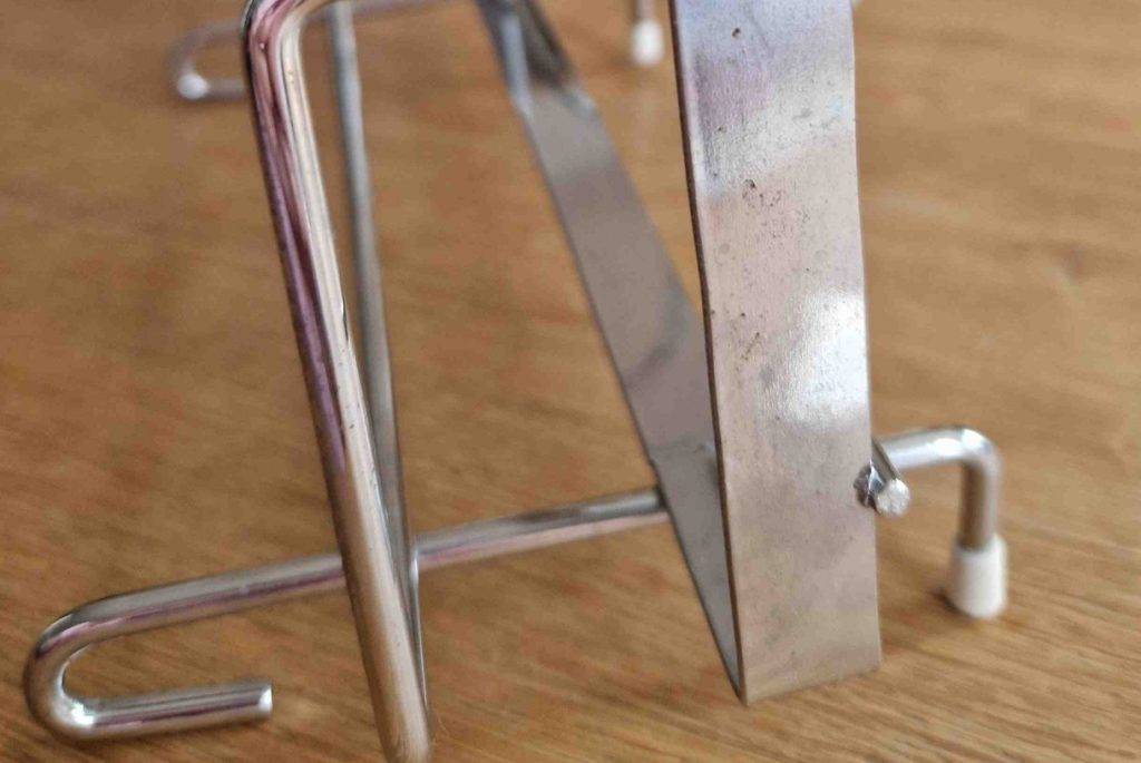 Küchenrollenhalter getestet: Gestellt stehend auf einem Tisch.