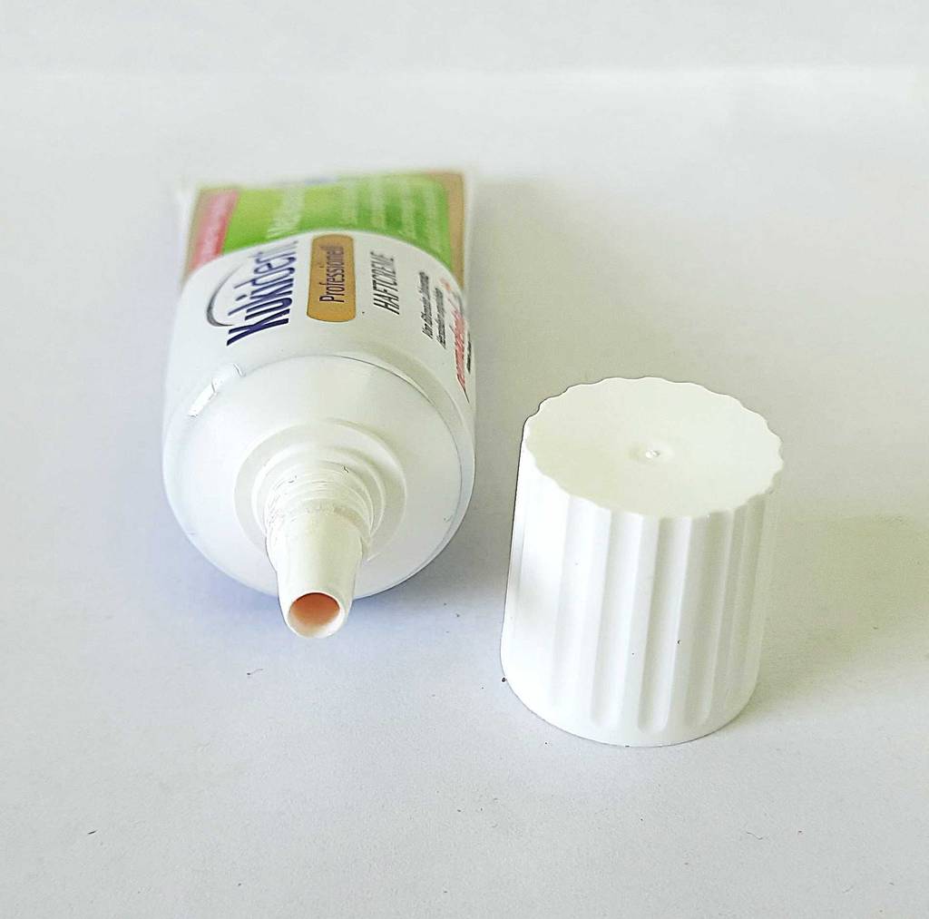 Die Haftcreme im Test liegt in der geöffneten Tube der Marke Kukident auf einer weißen Oberfläche.
