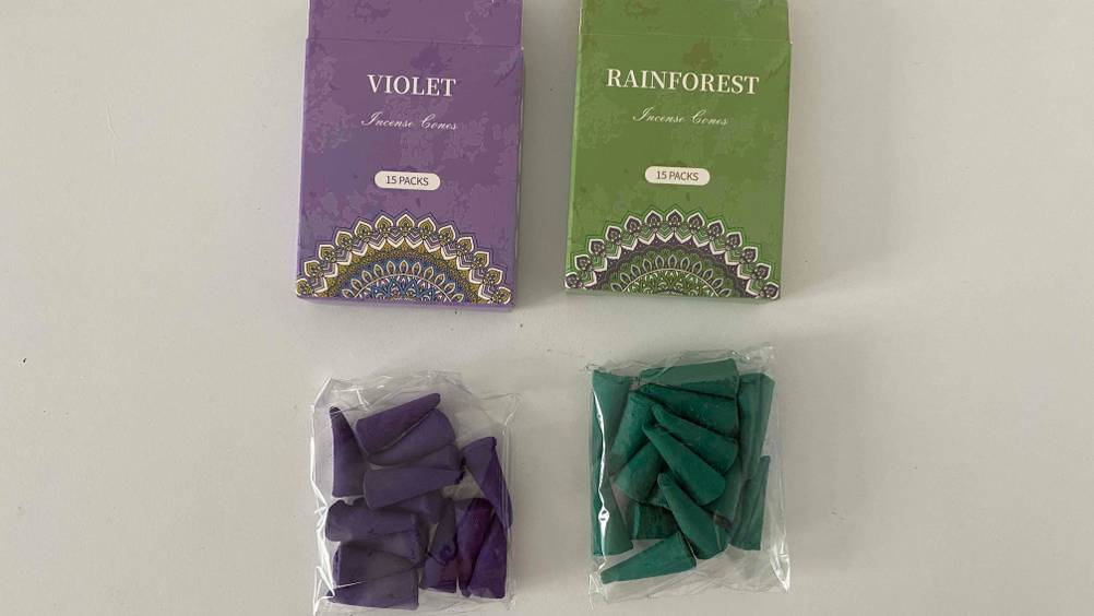 Abbildung lila und grüne Packung Räucherkerzen