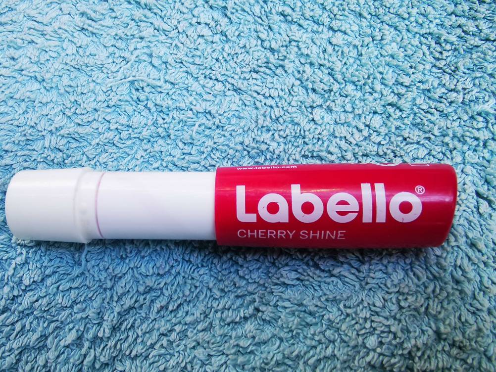 Labello-Test: Labello in Stiftform, der leicht geöffnet ist.
