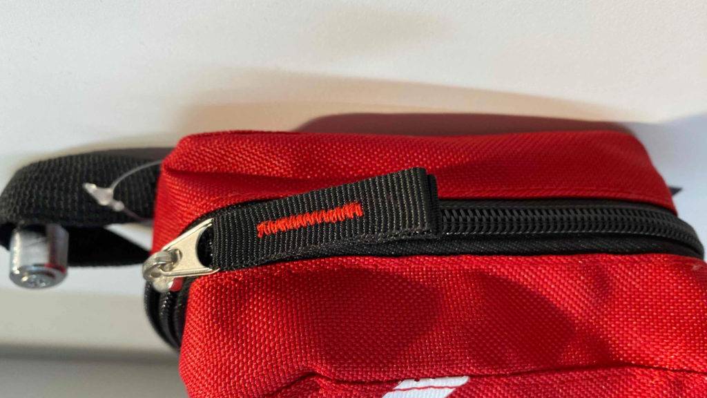 Erste-Hilfe-Set-wandern getestet: der Reißverschluss eines Erste-Hilfe-Sets im Fokus.