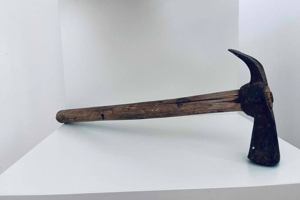 Latthammer im Test: Ein Hammer liegt in einem weißen Regal